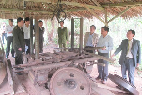 Phó Chủ tịch UBND tỉnh Lê Đình Sơn kiểm tra việc tự tháo dỡ các cơ sở chế biến lâm sản không đúng quy hoạch tại xã Hương Lâm (Hương Khê)