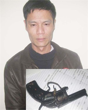 Đối tượng Đặng Hồng Lĩnh (sn1980), trú tại khối phố 15, phường Bắc Hà, Tp Hà Tĩnh và khẩu súng y dùng bắn người vào đêm mùng 2 tết Quý Tỵ 2013 Đối tượng Đặng Hồng Lĩnh (sn1980), trú tại khối phố 15, phường Bắc Hà, Tp Hà Tĩnh và khẩu súng y dùng bắn người vào đêm mùng 2 tết Quý Tỵ 2013