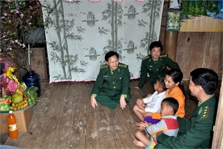 Cùng dân bản đón Tết