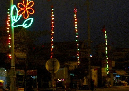 Những ngọn nêu cao vút tô điểm bộ mặt phố phường lúc xuân sang