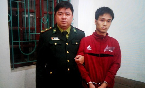 Tên Việt bị cơ quan chức năng bắt giữ khi đang về quê ăn tết