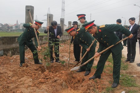 Đông đảo CBCNV cấp TP, chiến sỹ lực lượng vũ trang, người dân phường Thạch Linh đã đồng loạt ra quân trồng cây nhớ Bác Hồ vào sáng 15/2