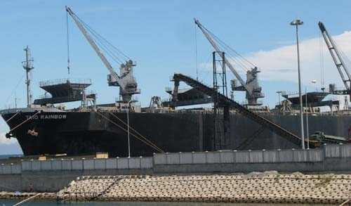 Tàu vào ăn hàng tại Cảng Vũng Áng