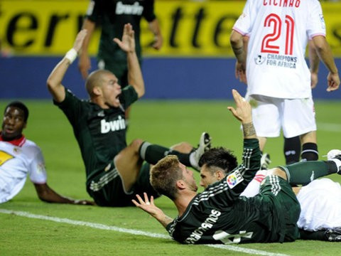 Phòng ngự không còn là niềm tự hào của Real như mùa trước. Ảnh: AFP. Phòng ngự không còn là niềm tự hào của Real như mùa trước. Ảnh: AFP.