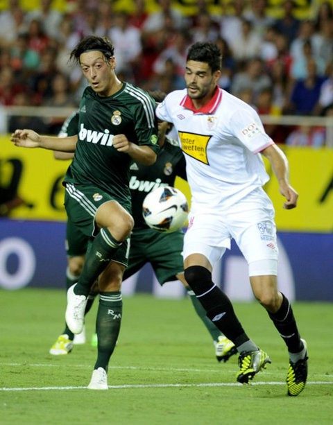 Sự im lặng của những Oezil, Alonso, Callejon, Di Maria hay Modric khiến Real thiếu đi các phương án làm bàn từ tuyến hai - một điểm mạnh trong cách chơi của họ mùa trước. Ảnh: AFP. Sự im lặng của những Oezil, Alonso, Callejon, Di Maria hay Modric khiến Real thiếu đi các phương án làm bàn từ tuyến hai - một điểm mạnh trong cách chơi của họ mùa trước. Ảnh: AFP.