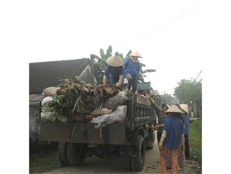Rác được các nhân viên tập kết một chỗ rồi cho lên xe công nông chở ra bãi rác Rác được các nhân viên tập kết một chỗ rồi cho lên xe công nông chở ra bãi rác