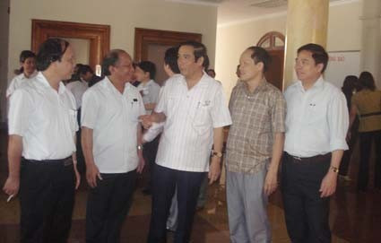 Bí thư Tỉnh uỷ Nguyễn Thanh Bình trò chuyện với các đại biểu dự hội nghị