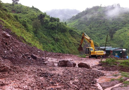 Kịp thời xử lý sạt lở trên tuyến QL 8A để đảm bảo giao thông thông suốt