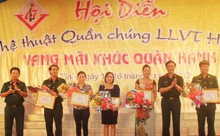 Lãnh đạo Bộ CHQS tỉnh trao giải cho các đơn vị