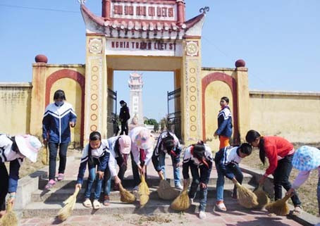 Học sinh Trường THCS Hưng Đồng làm vệ sinh ở nghĩa trang liệt sỹ Học sinh Trường THCS Hưng Đồng làm vệ sinh ở nghĩa trang liệt sỹ