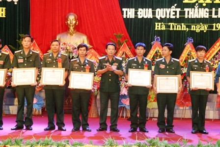 Đại tá Doãn Ngọc Sơn - Phó Chủ nhiệm Cục Chính trị Quân khu IV và Thiếu tướng Nguyễn Đức Tới - Chỉ huy trưởng Bộ Chỉ huy Quân sự tỉnh trao bằng khen cho các cá nhân, tập thể đạt thành tích xuất sắc trong phong trào thi đua quyết thắng nhiệm kỳ vừa qua