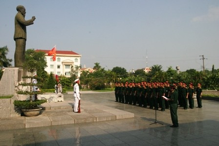 Các cán bộ, chiến sĩ Bộ Chỉ huy Quân sự tỉnh dâng hương, hoa và báo công tại Khu lưu niệm Bác Hồ