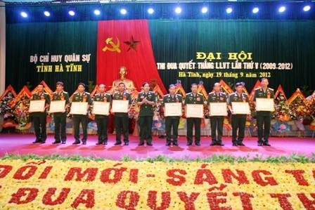 Đại tá Doãn Ngọc Sơn - Phó Chủ nhiệm Cục Chính trị Quân khu IV và Thiếu tướng Nguyễn Đức Tới - Chỉ huy trưởng Bộ Chỉ huy Quân sự tỉnh trao bằng khen cho các cá nhân, tập thể đạt thành tích xuất sắc trong phong trào thi đua quyết thắng nhiệm kỳ vừa qua