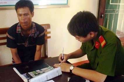 Đối tượng Phạm Hồng Sơn nghiện ma túy, phạm tội cướp giật tài sản bị Đại úy Trần Hữu Hương cùng động đội bắt sau 48 giờ gây án.