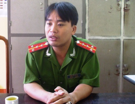 Đại úy Trần Hữu Hương tấm gương sáng về tinh thần kiên quyết đấu tranh tội phạm của Công an thị xã Hồng Lĩnh.