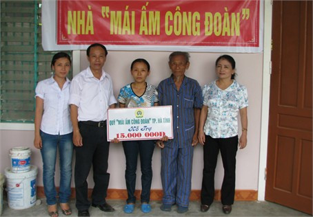 Liên đoàn Lao động và Công đoàn giáo dục Thành phố tặng nhà Mái ấm công đoàn cho giáo viên có hoàn cảnh đặc biệt khó khăn Liên đoàn Lao động và Công đoàn giáo dục Thành phố tặng nhà Mái ấm công đoàn cho giáo viên có hoàn cảnh đặc biệt khó khăn