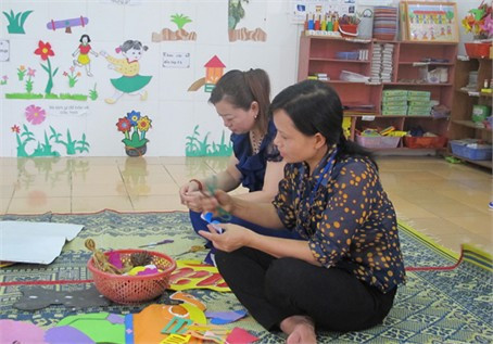 Giáo viên bậc học mầm non trên địa bàn làm đồ dùng, đồ chơi phục vụ cho năm học mới Giáo viên bậc học mầm non trên địa bàn làm đồ dùng, đồ chơi phục vụ cho năm học mới