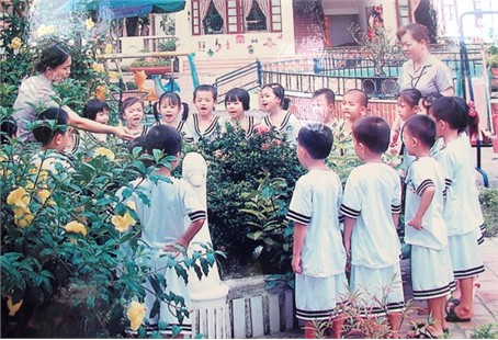 Giờ học ngoài trời của các cháu Trường mầm non bán công Thạch Linh Giờ học ngoài trời của các cháu Trường mầm non bán công Thạch Linh