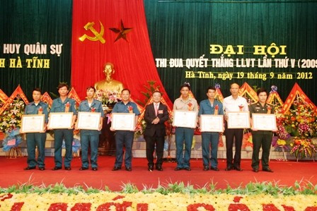 Chủ tịch UBND tỉnh Võ Kim Cự trao bằng khen cho các tập thể, đơn vị đạt thành tích xuất sắc trong phong trào thi đua quyết thắng nhiệm kỳ qua