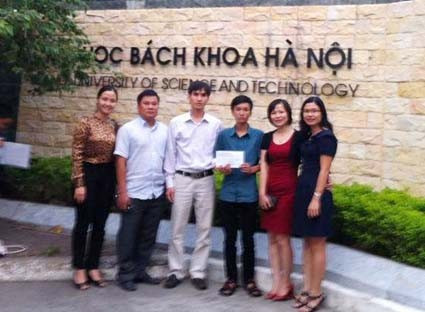 Anh Đặng Công Hùng – Nguyên Bí thư chi đoàn A1, khóa 1994 – 1997, trường THPT Phan Đình Phùng, tỉnh Hà Tĩnh cùng một số anh chị đại diện tập thể lớp trao quà cho em Hiền tại trường ĐHBKHN