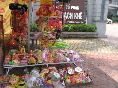 Đồ chơi có xuất xứ từ Trung Quốc được bày bán khắp các vỉa hè Đồ chơi có xuất xứ từ Trung Quốc được bày bán khắp các vỉa hè