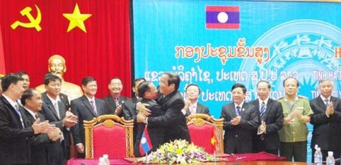 Lãnh đạo hai tỉnh chứng kiến lễ ký kết biên bản hội đàm giữa các bên