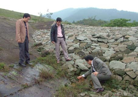 Hồ Đá Bạc đã sửa chữa nhiều lần nhưng tình trạng thấm chưa được xử lý dứt điểm Hồ Đá Bạc đã sửa chữa nhiều lần nhưng tình trạng thấm chưa được xử lý dứt điểm