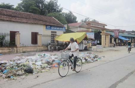 Rác thải chất đống trước cổng Bệnh viên đa khoa huyện Hương Sơn