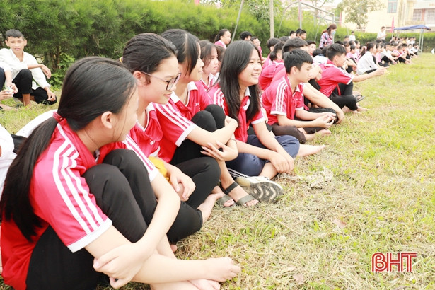 Về Nghi Xuân xem “dân quân tóc dài” biểu diễn kỹ năng chiến đấu