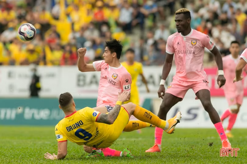 HLV Nguyễn Thành Công và dấu ấn trong cách dùng người ngay trận đầu ra quân