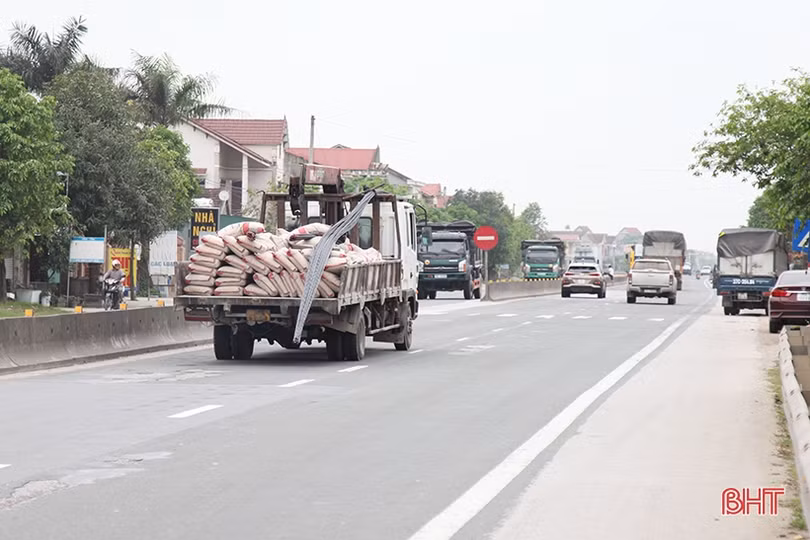 Bất an với xe chở sắt thép cồng kềnh trên nhiều tuyến đường ở Hà Tĩnh