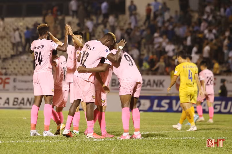 HLV Nguyễn Thành Công ra mắt ấn tượng, Hồng Lĩnh Hà Tĩnh thắng 2-0 trước Sông Lam Nghệ An