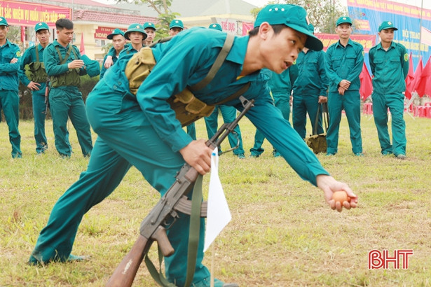 Về Nghi Xuân xem “dân quân tóc dài” biểu diễn kỹ năng chiến đấu