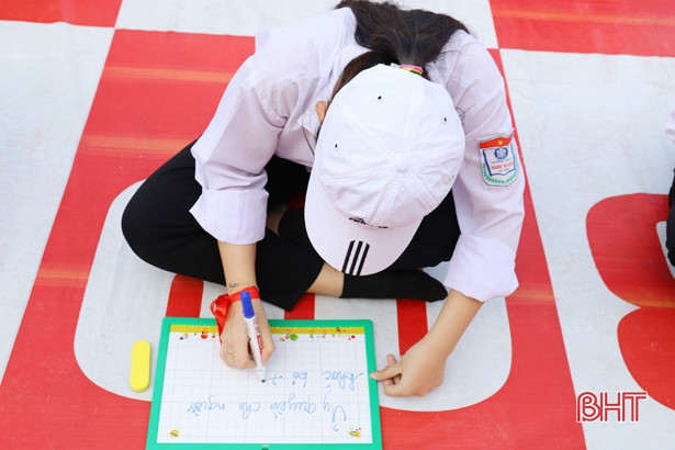 100 học sinh Nghi Xuân tham gia rung chuông vàng về bầu cử