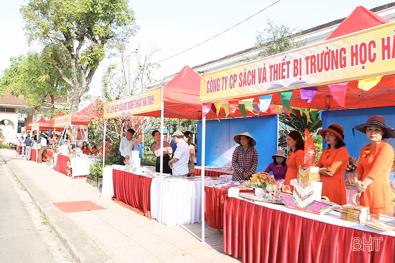 Hà Tĩnh khai mạc Ngày sách Việt Nam và triển lãm về chủ quyền biển đảo