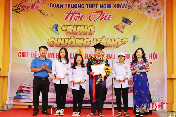 100 học sinh Nghi Xuân tham gia rung chuông vàng về bầu cử