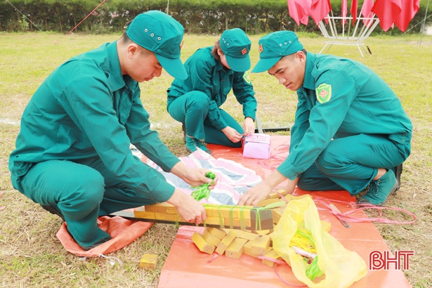Về Nghi Xuân xem “dân quân tóc dài” biểu diễn kỹ năng chiến đấu