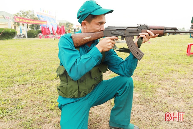 Về Nghi Xuân xem “dân quân tóc dài” biểu diễn kỹ năng chiến đấu