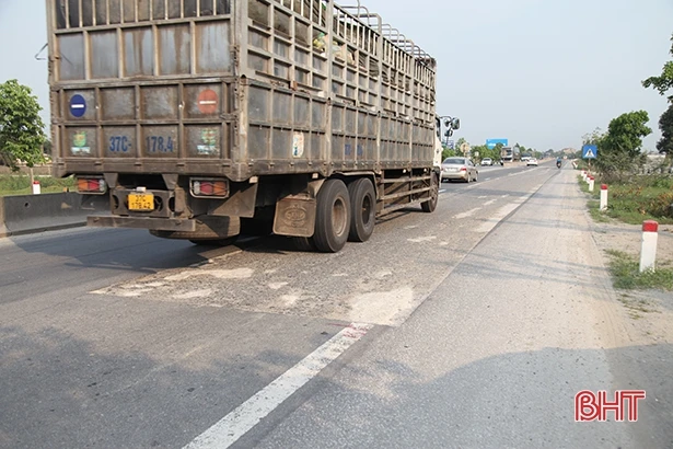 Tới giữa tháng 5, sẽ hoàn thành khắc phục hư hỏng trên quốc lộ 1A đoạn qua Hà Tĩnh