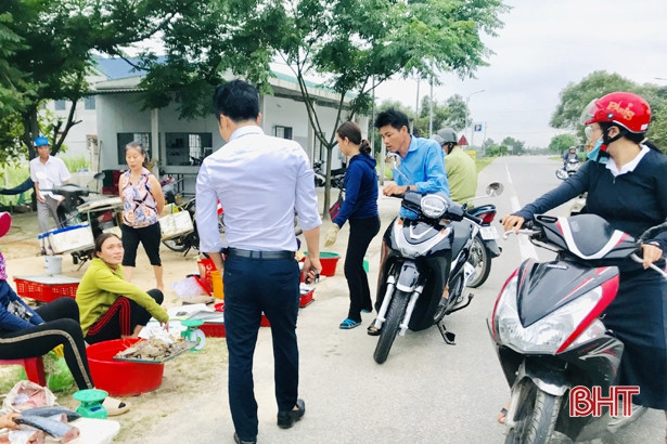 Bán hải sản chiếm lề quốc lộ 15B ở Hà Tĩnh