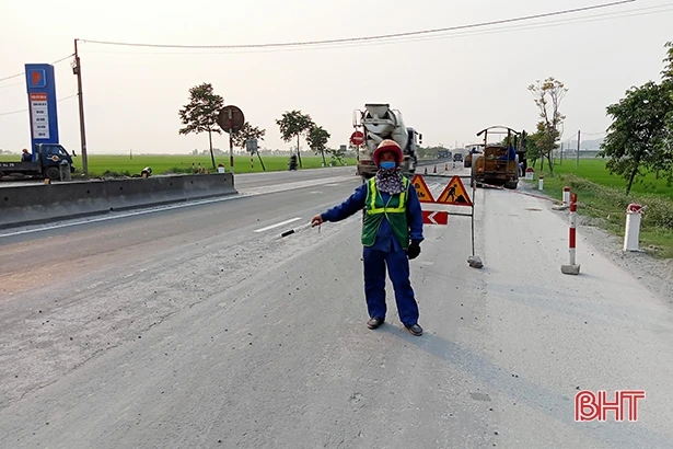Tới giữa tháng 5, sẽ hoàn thành khắc phục hư hỏng trên quốc lộ 1A đoạn qua Hà Tĩnh