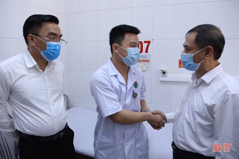 Cận cảnh những mũi tiêm vắc-xin phòng Covid-19 đầu tiên ở Hà Tĩnh