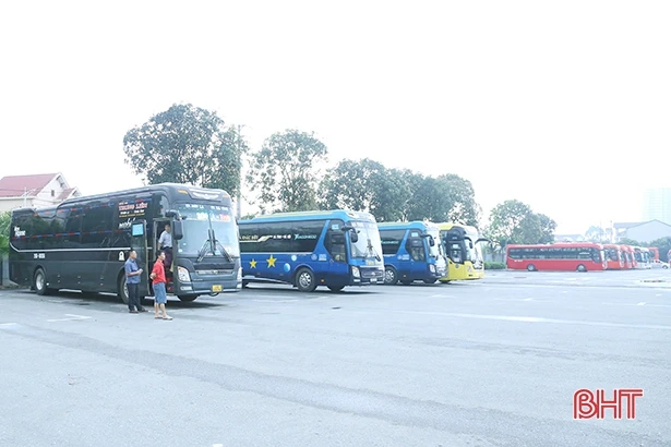 Nhiều nhà xe tuyến Hà Tĩnh – Hà Nội “cháy” vé dịp lễ 30/4