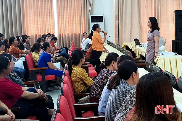 Bồi dưỡng kiến thức, kỹ năng cho nữ ứng cử viên đại biểu HĐND cấp xã ở Hà Tĩnh 