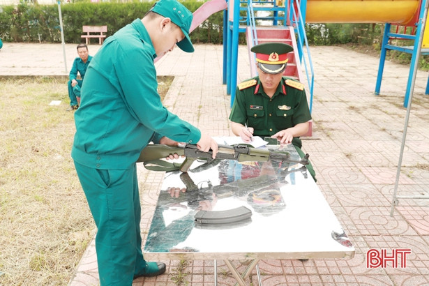 Về Nghi Xuân xem “dân quân tóc dài” biểu diễn kỹ năng chiến đấu