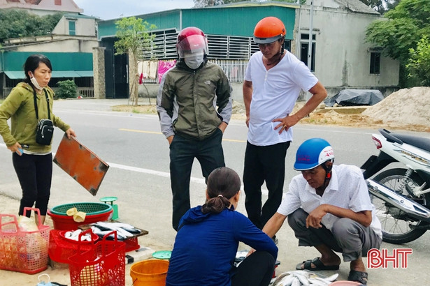 Bán hải sản chiếm lề quốc lộ 15B ở Hà Tĩnh