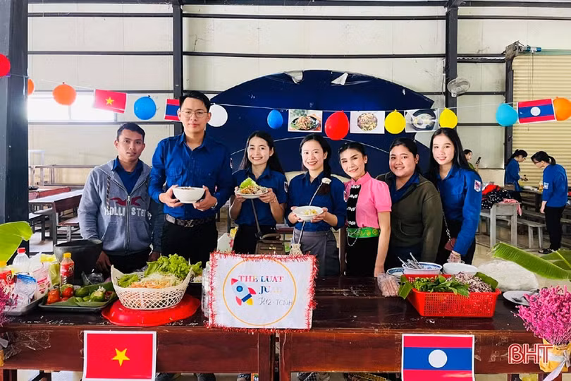 Người dân Lào xếp hàng dài mua vé tàu hỏa trước kỳ nghỉ tết cổ truyền