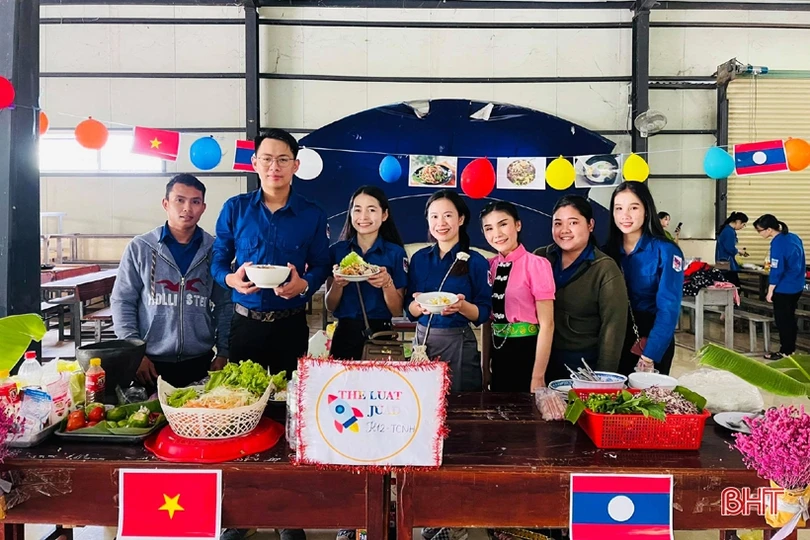 Người dân Lào xếp hàng dài mua vé tàu hỏa trước kỳ nghỉ tết cổ truyền