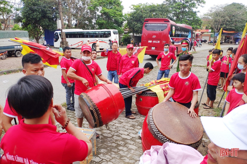 Đông đảo CĐV Hà Tĩnh tới sân Vinh cổ vũ trận “Derby xứ Nghệ”