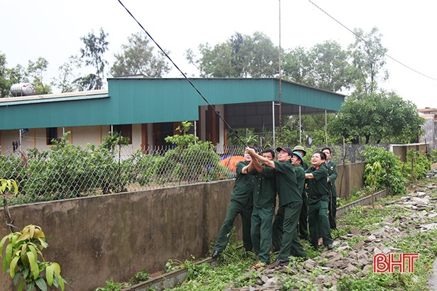 Bàn giao 2 tuyến đường điện chiếu sáng cho xã miền biển Hà Tĩnh